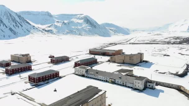 Drone Shot Snow Covering Houses Road Mountains Pyramiden Town Spitsbergen — Stock Video