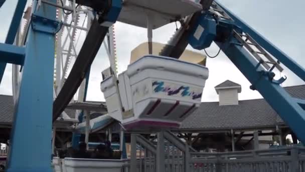 Een Lage Hoek Opname Van Ferris Wheel Rit Kemah Boardwalk — Stockvideo