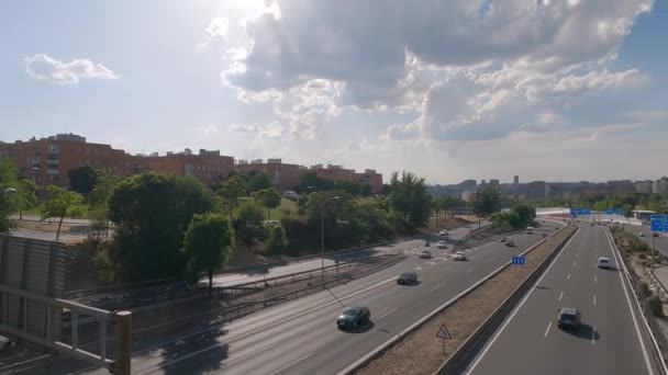 マドリードスペイン 2022年6月11日 マドリードへのアクセスの方向にA3高速道路上の水平パン 街のスカイラインとロリポップと — ストック動画