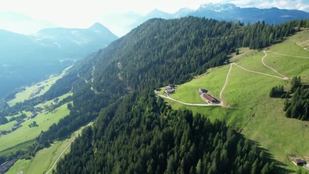 Drone Πλάνο Μιας Όμορφης Αγροικίας Που Περιβάλλεται Από Αλπικό Ορεινό — Αρχείο Βίντεο