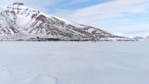 Schöne Aussicht Auf Eine Landschaft Mit Schneebedeckten Bergen Unter Bewölktem — Stockvideo