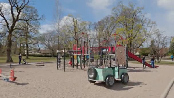Δημόσια Παιδική Χαρά Στο Δημόσιο Πάρκο Stadsparken Στο Orebro Της — Αρχείο Βίντεο