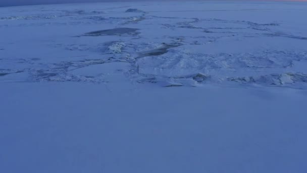 Malowniczy Widok Zamarznięte Morze Pokryte Śniegiem Pod Bezchmurnym Niebem Zachodu — Wideo stockowe