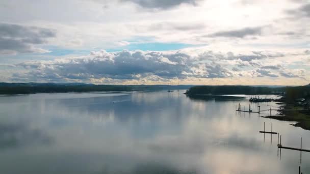 Time Lapse Bellissimo Lago Con Cielo Nuvoloso Sullo Sfondo — Video Stock