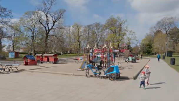 Δημόσια Παιδική Χαρά Στο Δημόσιο Πάρκο Stadsparken Στο Orebro Της — Αρχείο Βίντεο