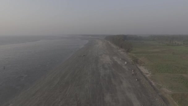 Una Vista Drone Una Spiaggia Con Tempo Nebbioso — Video Stock