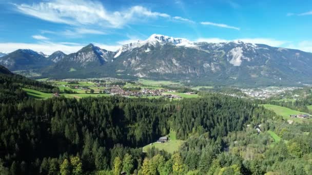 Vysoký Pohled Krásnou Rakouskou Vesnici Obklopenou Zelenou Krajinou Zasněženými Vrcholky — Stock video