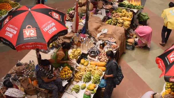 Nagranie Indyjskich Sprzedawców Owoców Warzyw Sprzedających Swój Produkt Miejscowym Mieszkańcom — Wideo stockowe