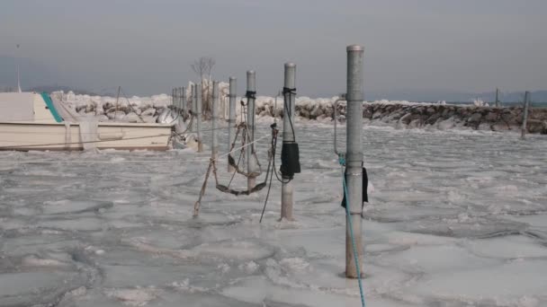 Een Van Een Boot Afgemeerd Metalen Palen Het Bevroren Meer — Stockvideo