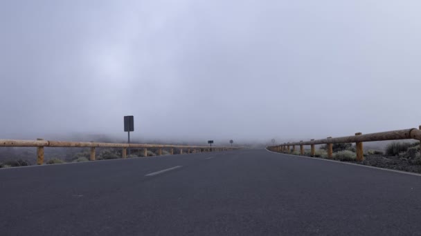 道路上の妖精の霧の美しいショットは 霧の白い雲が道路を渡って移動します — ストック動画