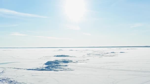 Malowniczy Widok Zamarznięte Morze Pokryte Śniegiem Pod Bezchmurnym Niebem Audru — Wideo stockowe