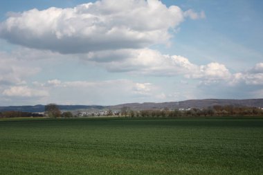 Bulutlu bir günde dağlık bir kırsal bölge