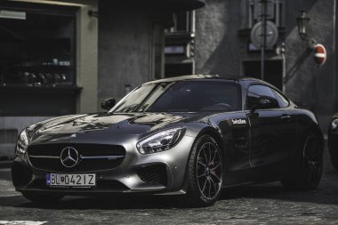 Praga caddesindeki Mercedes Benz C120 AMG 'ye park edilmiş modern gri hızlı bir araba.