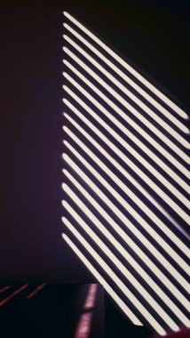 Pencereden içeri giren güneş ışığının dikey görüntüsü.