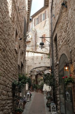 İtalya 'nın Assisi tepesindeki bir ortaçağ sokağının dikey görüntüsü.