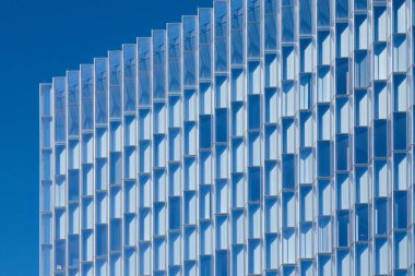 Birçok dikdörtgen penceresi olan modern bir ofis binası, Los Angeles, California