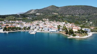 Yeşil tepelerin arka planında Palaia Epidavros 'un güzel manzarası. Yunanistan.