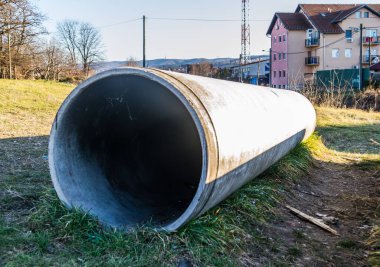Bir tarlaya döşenmiş beton borular güçlendirilmiş.