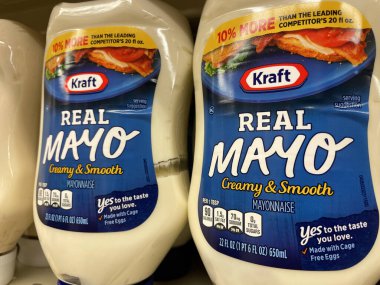 Kraft mayonezli bir market rafı.