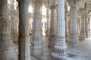 Hindistan 'daki Ranakpur Jain Tapınağı' nda sıralanmış karmaşık sütunlar.