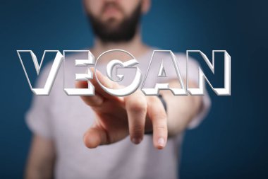 Vejetaryen kelimesinin beyazlı hali ve buna dikkat çeken bir adam, organik üretim konsepti.