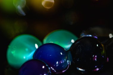 Karanlıkta canlı su boncukları