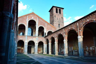 Milano 'nun en eski kiliselerinden biri olan Sant' Ambrogio Bazilikası St. Ambrose tarafından inşa edilmiştir.