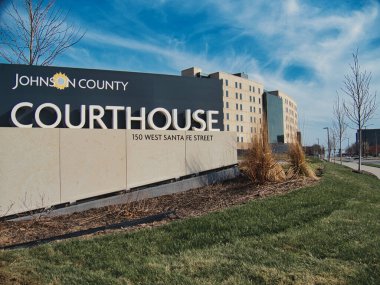 Olathe, Kansas 'taki Johnson County Adliyesi' nin modern binasının güzel bir manzarası.
