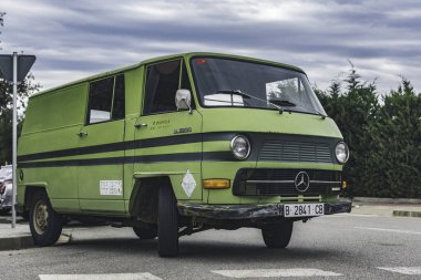 Caddeye park etmiş eski yeşil minibüs, Mercedes Benz N1000 model.