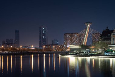 Tianjin şehrindeki ünlü köprü gece Haihe nehri boyunca, Çin