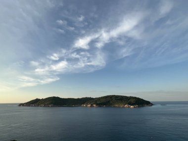 Okyanusta küçük bir ada görüntüsü