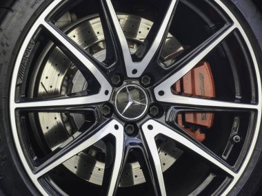 Mercedes Benz C120 AMG GT gri rengine yakın çekim..