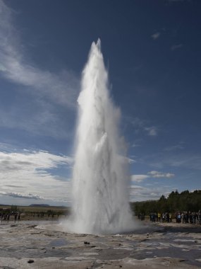 Mavi gökyüzü arka planına sahip bir Geysir 'e yakın plan.