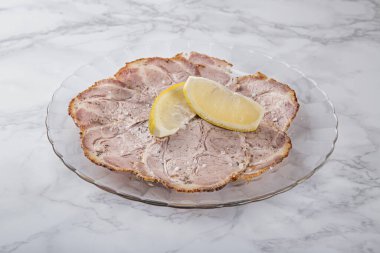 İspanyol yemeği manzarası cam tabakta limon dilimlenmiş et