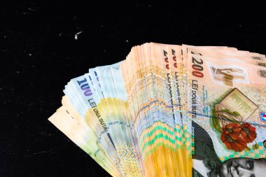 Siyah arka planda bir yığın LEI Romen parası