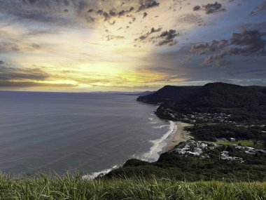 Stanwell Park 'ın Yeni Güney Galler, Avustralya' daki Bald Hill Gözcüsü 'nden manzaralı bir günbatımı manzarası.