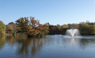 Billericay, Essex, İngiltere 'deki Meadows Gölü Parkı manzarası.