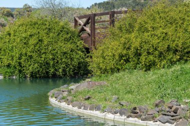 Lizbon 'daki Macera Parkı do Jamor' daki tahta köprünün manzarası.