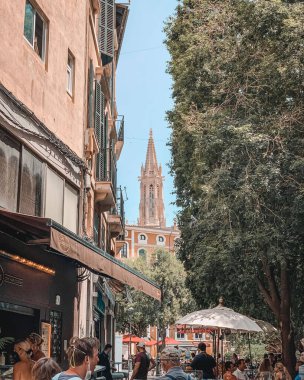 Palma de Mallorca 'da eski binaları olan güzel bir sokak manzarası.