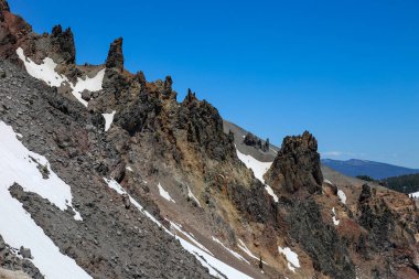Güzel bir kar kaplı kayalık dağ manzarası