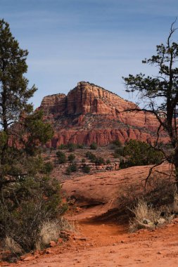 Bulutsuz mavi arkaplanı olan kayalık bir dağa yakın çekim