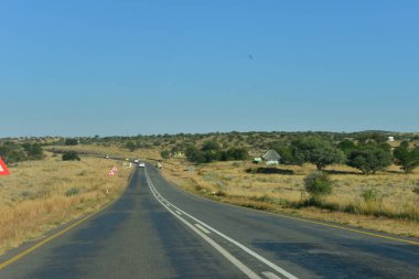 Windhoek, Namibya 'daki trafik ve sokak işaretli uzun kırsal yol.