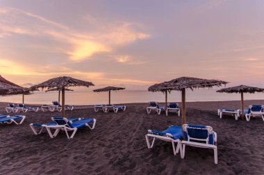 Güneş yatakları ve Tropikal Sahilde Şemsiye