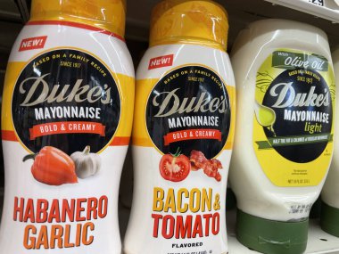Duke 'ün mayonezinin olduğu bir perakende market rafı.