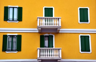 İtalya 'nın Milano şehrinin ana caddesinde parlak renkli bir bina manzarası