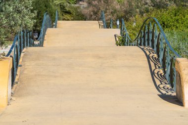 Lizbon, Portekiz 'deki Jamor Şehir Parkı' nda eski bir ahşap köprü