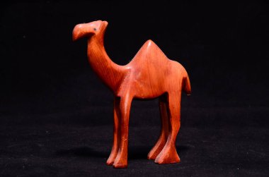 Kara Arkaplanda Ahşap El Yapımı Bir Dromedary Heykeli