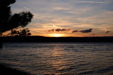Hırvatistan 'da güzel bir okyanusun üzerinde gün batımının manzarası