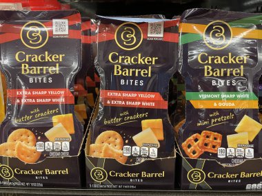 Cracker Barrel atıştırmalıkları olan bir perakende market rafı.