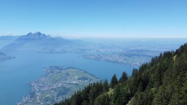 Dağların tepesinden Annecy, Fransa 'ya bakan manzaranın yüksek açılı bir görüntüsü.
